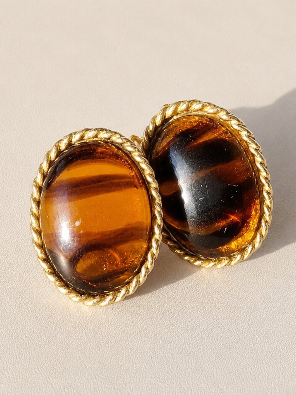 Vintage 80s Amber Glass Cabochon Clip On Earrings Gold Tone Rope - Picture 2 of 4